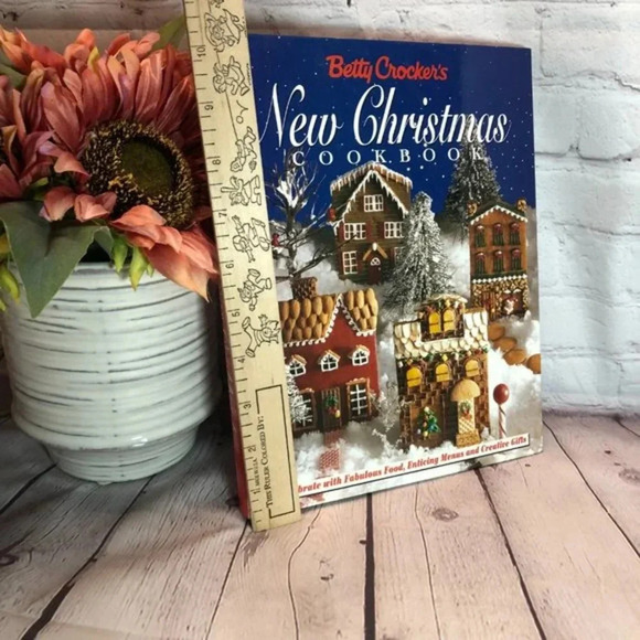 Vintage 1993 bettY CROCKER'S NEW CHRISTMAS cookbook - Picture 2 of 8